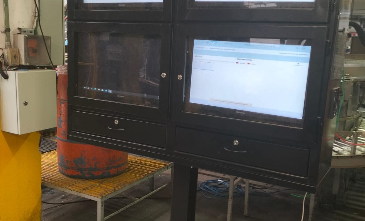 Gabinetes industriales tipo Tablero para 4 Monitores